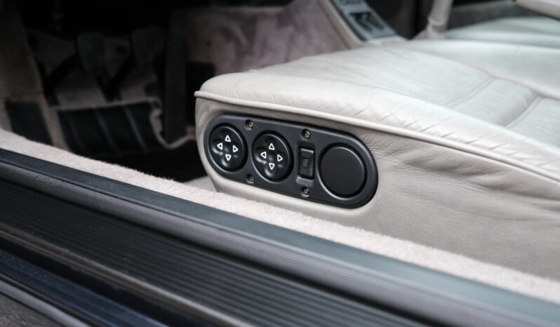 
								1991 Porsche 911 Carrera 4 Coupé (964) full									