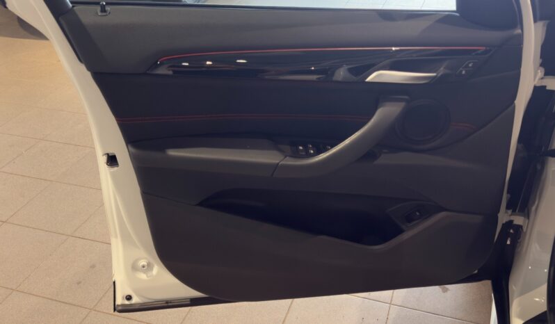 
								BMW X1 xDrive20i Steptronic full									